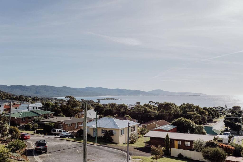 The Watch House - Panoramic Views Of Bicheno Ocean Villa Exterior foto