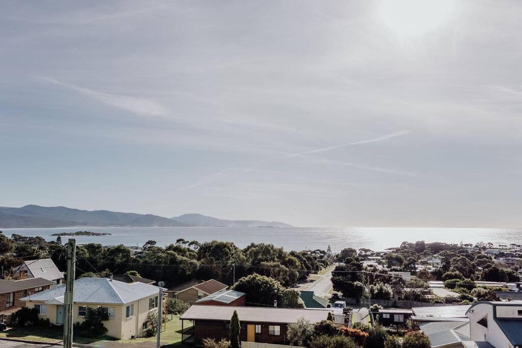 The Watch House - Panoramic Views Of Bicheno Ocean Villa Exterior foto